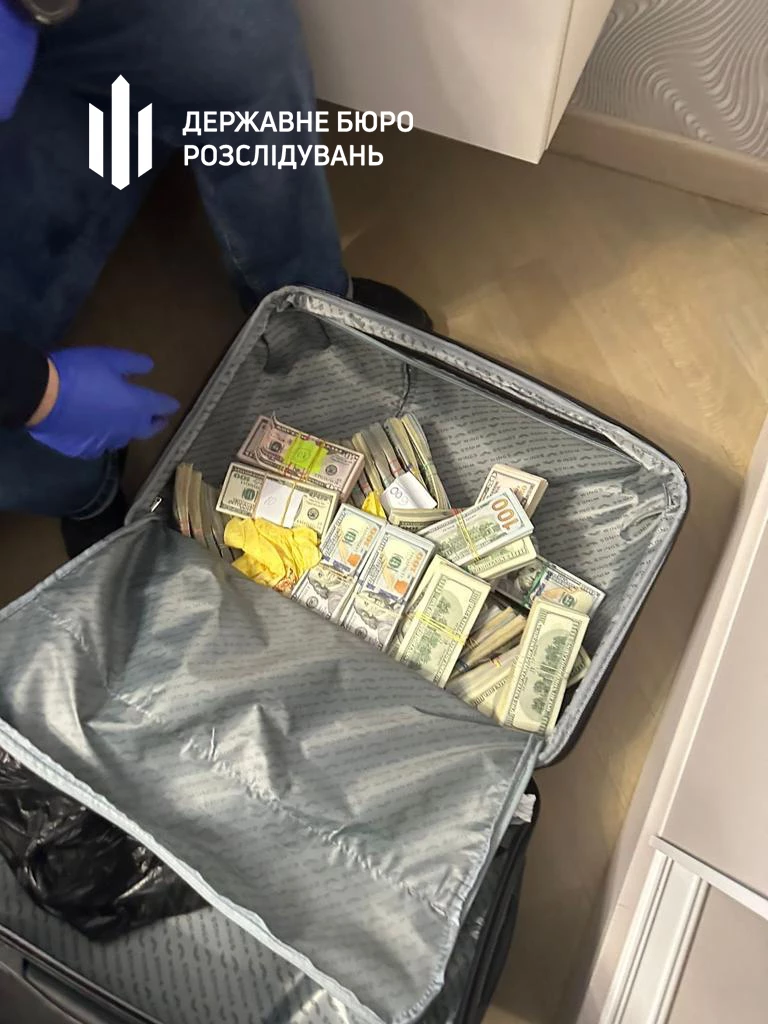 Пакети грошей, золоті злитки та елітні авто: посадовцю з Рівненщини повідомили про підозру у незаконному збагаченні