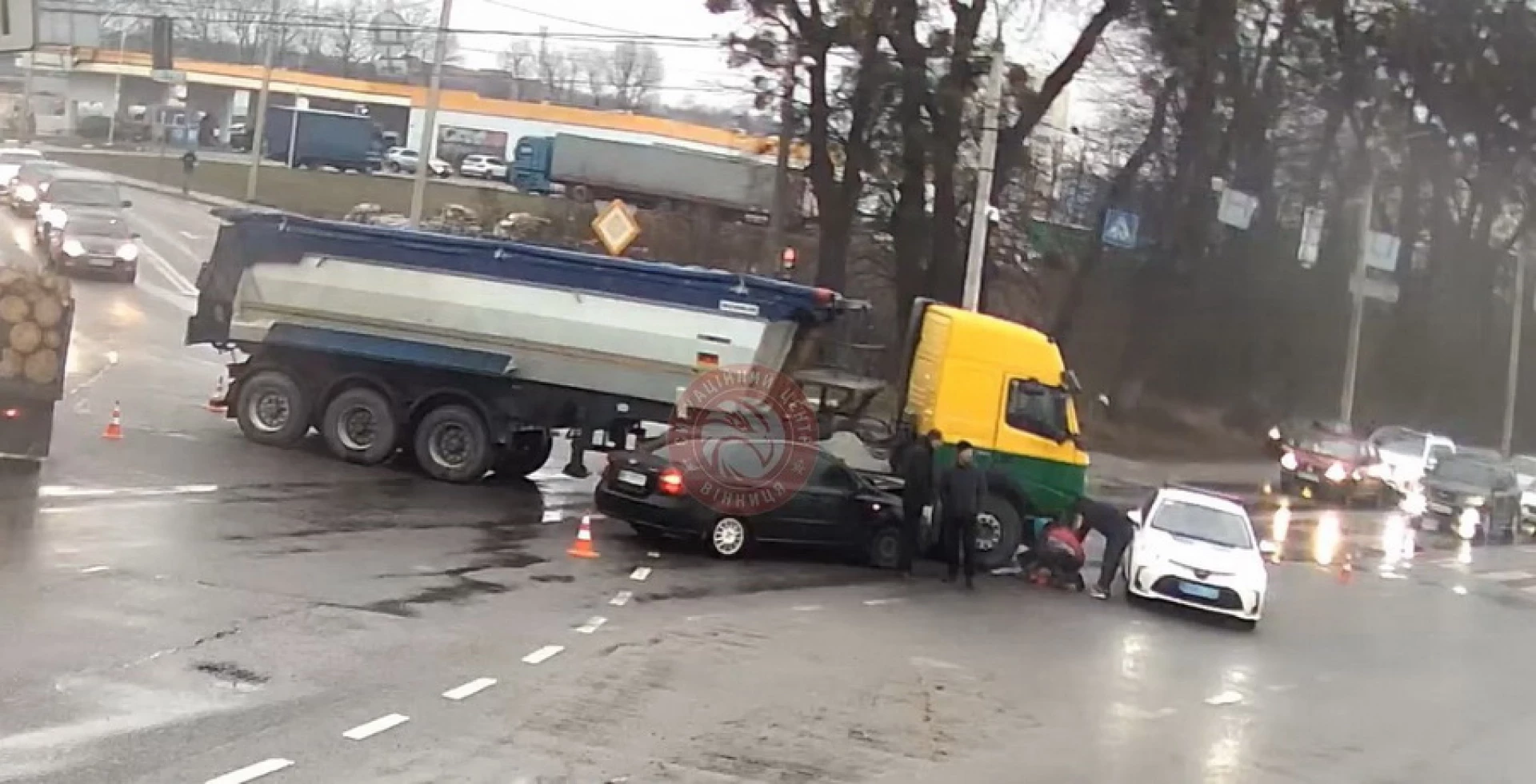 У Вінниці легковик в’їхав у вантажівку