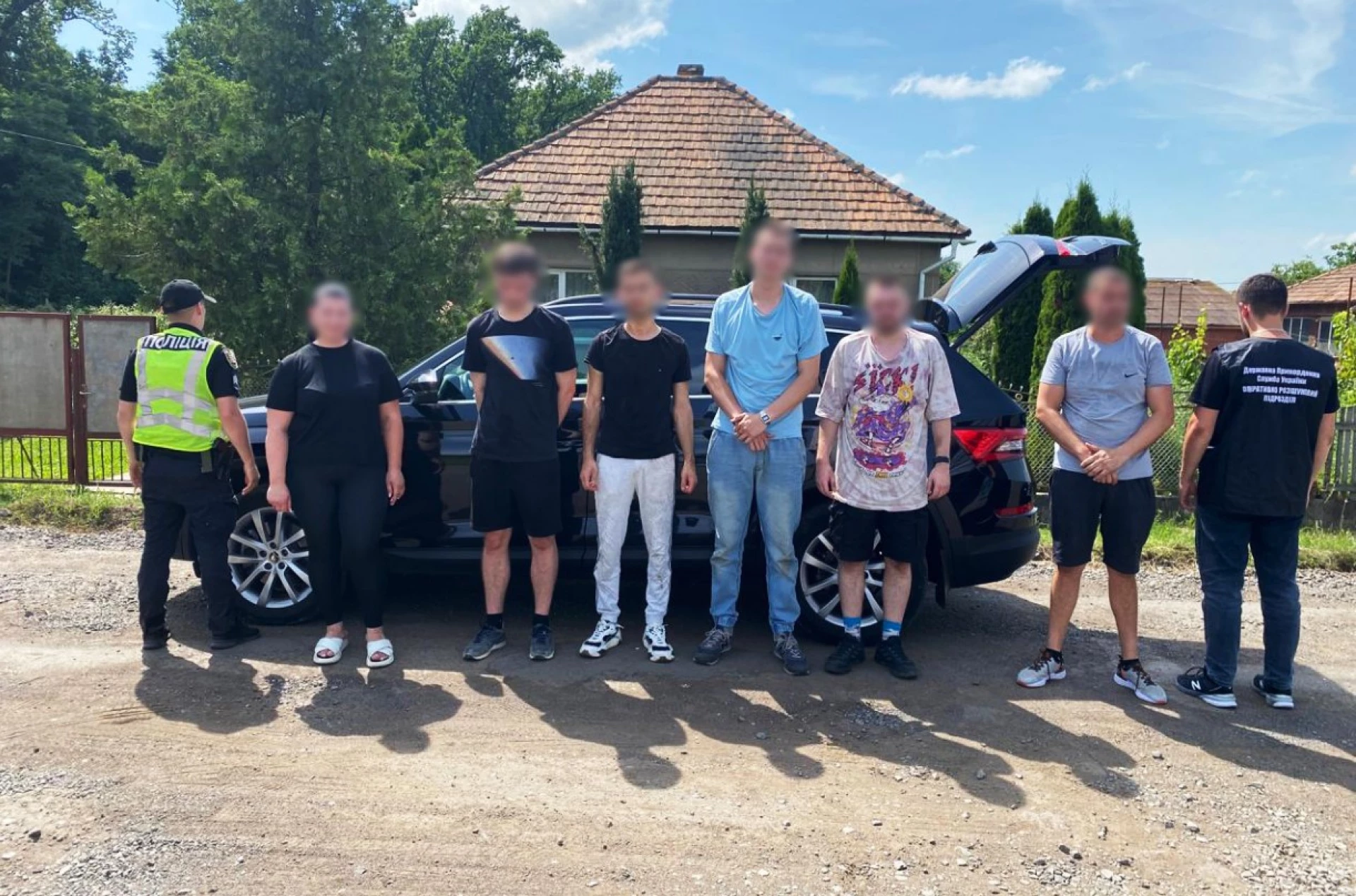 «Бізнесвумен» хотіла перевезти через кордон 5 чоловіків