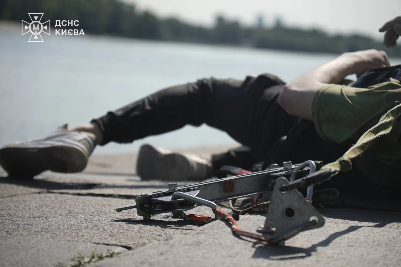 У Києві з Дніпра дістали тіло хлопця, який зірвався з тролея – соцмережі