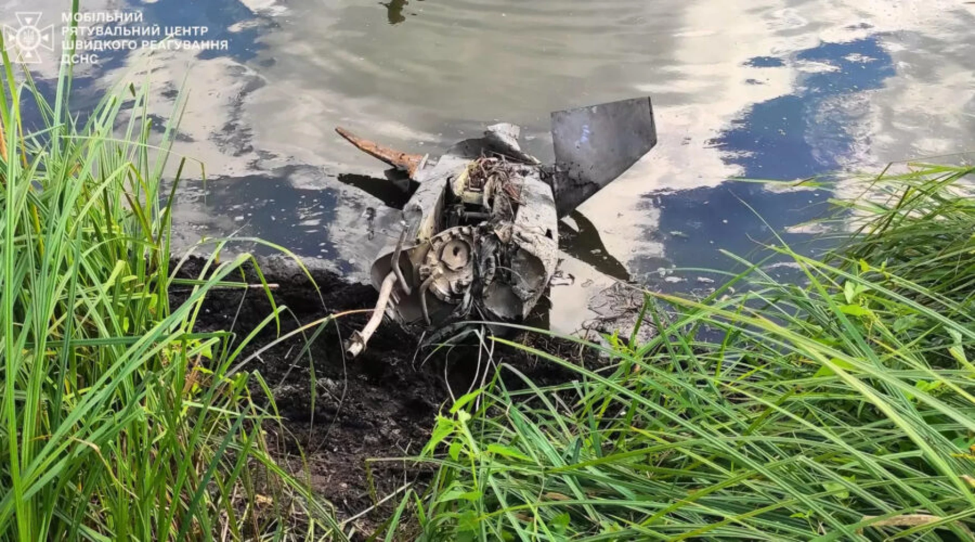 У Києві водолази-сапери вилучили з водойми залишки крилатої ракети