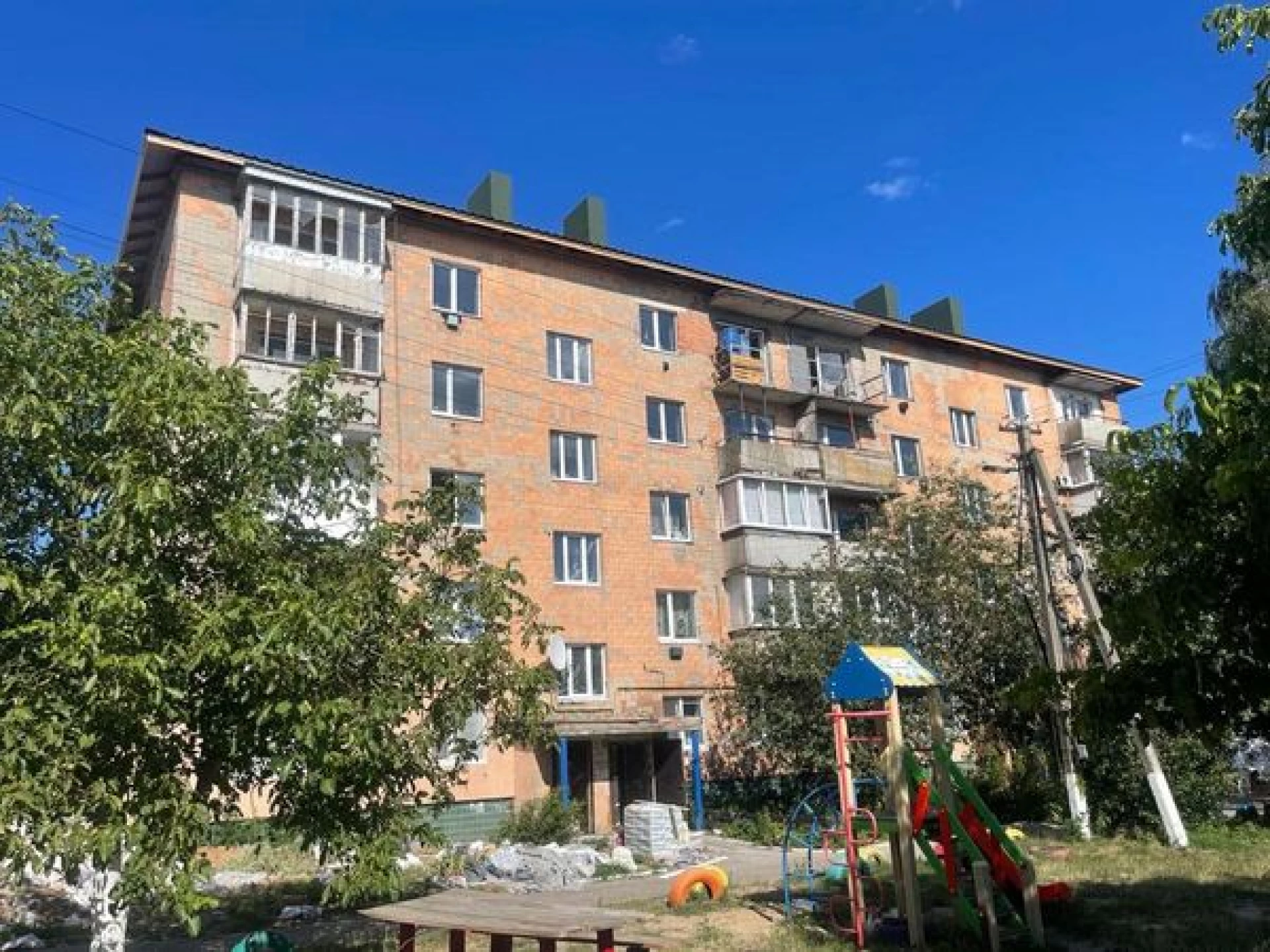 В Макарові після артобстрілів відновлюють багатоповерхівку