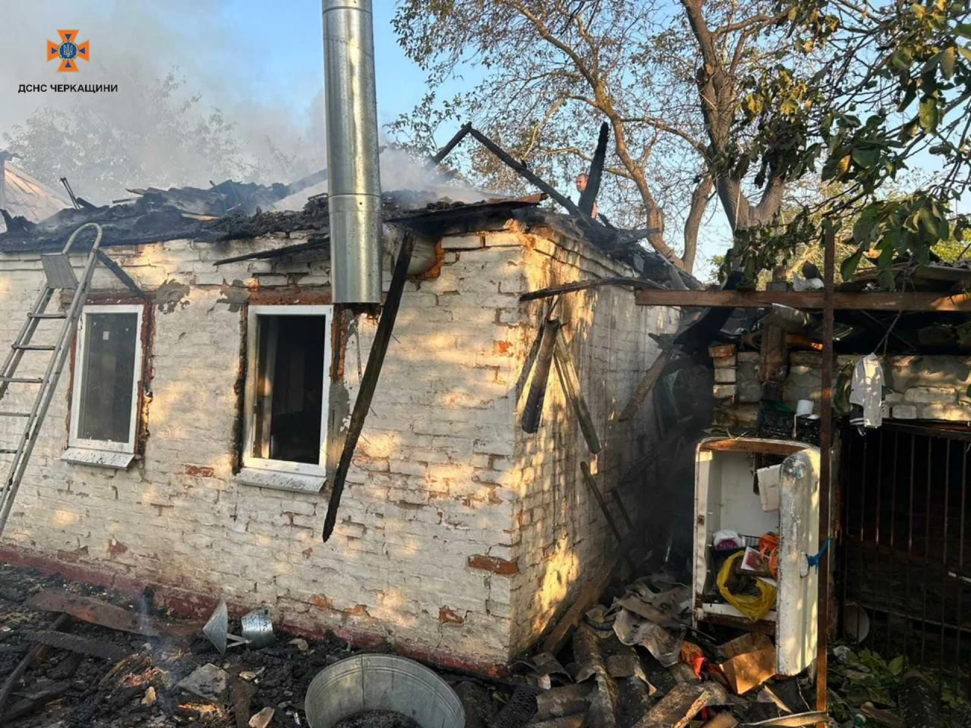 На Черкащині внаслідок ворожої атаки пошкоджено лінії електропередач, виникла пожежа у господарчій споруді