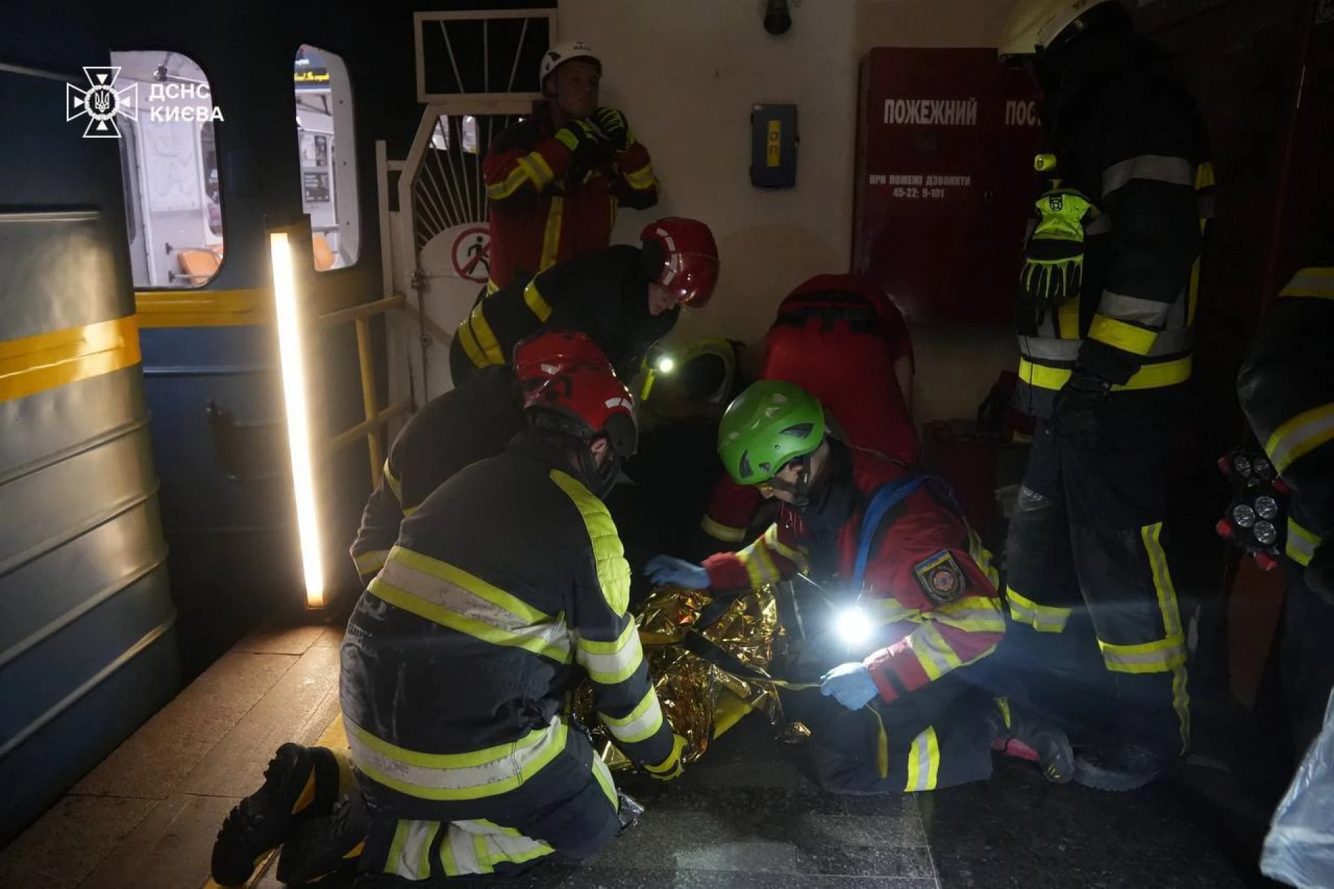 Ампутувало ногу: в столичному метро під потяг потрапила людина