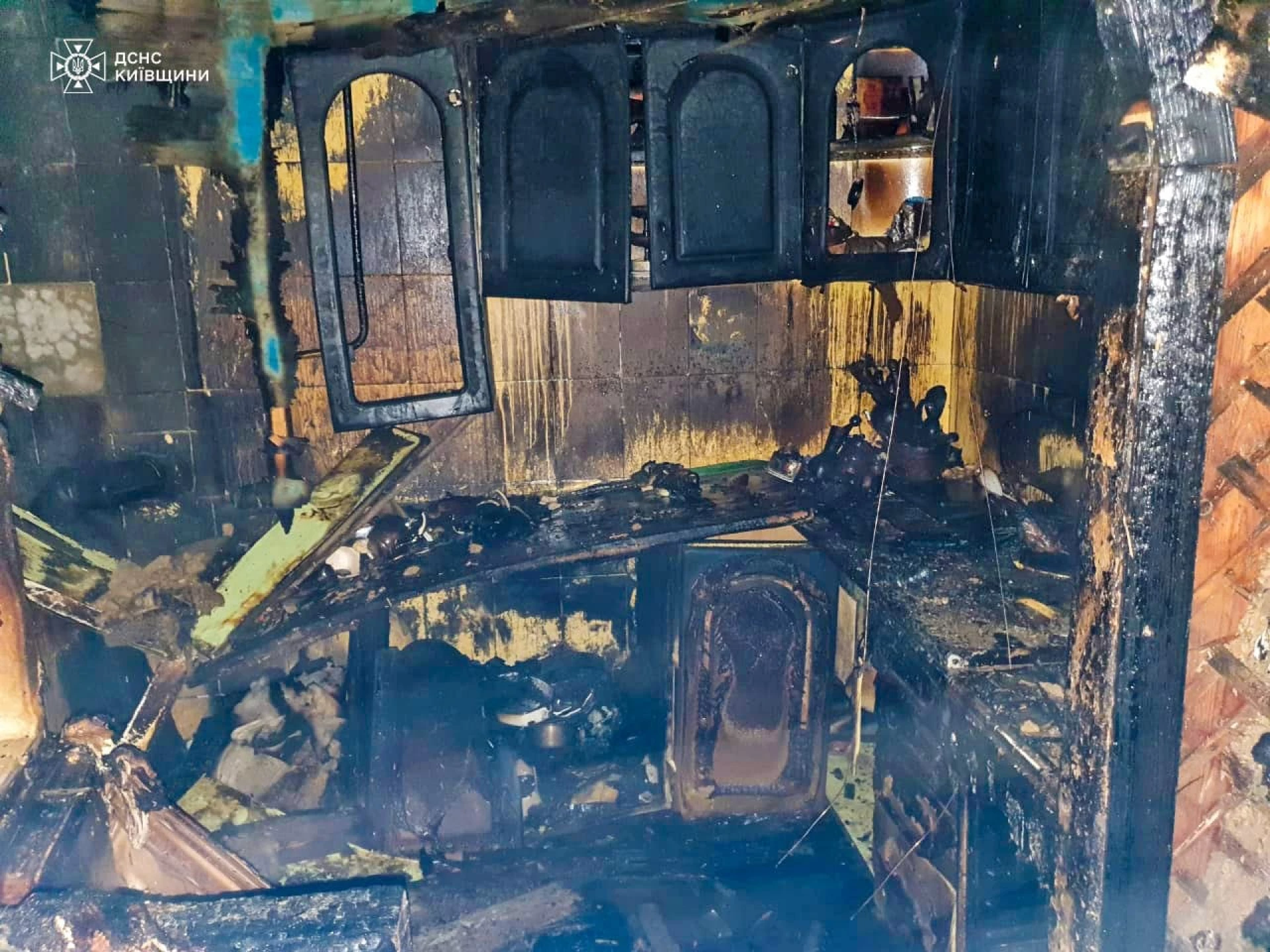 Пожежа на Київщині: вогонь забрав життя чоловіка, а жінку з опіками доправлено до лікарні