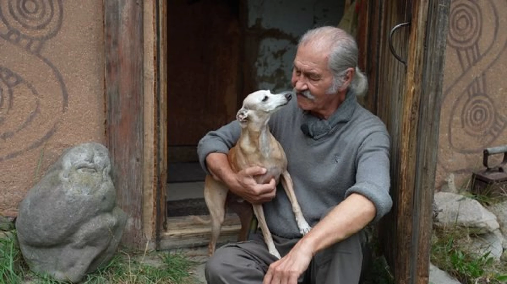 Київський режисер переїхав до півострова на Черкащині та оселився у покинутому будинку