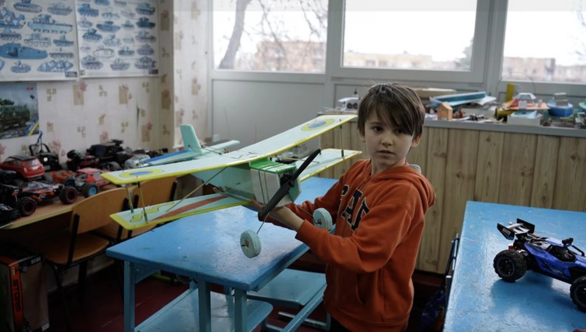 Третьокласник з Черкащини зібрав літак з двигуном від російського дрона-камікадзе