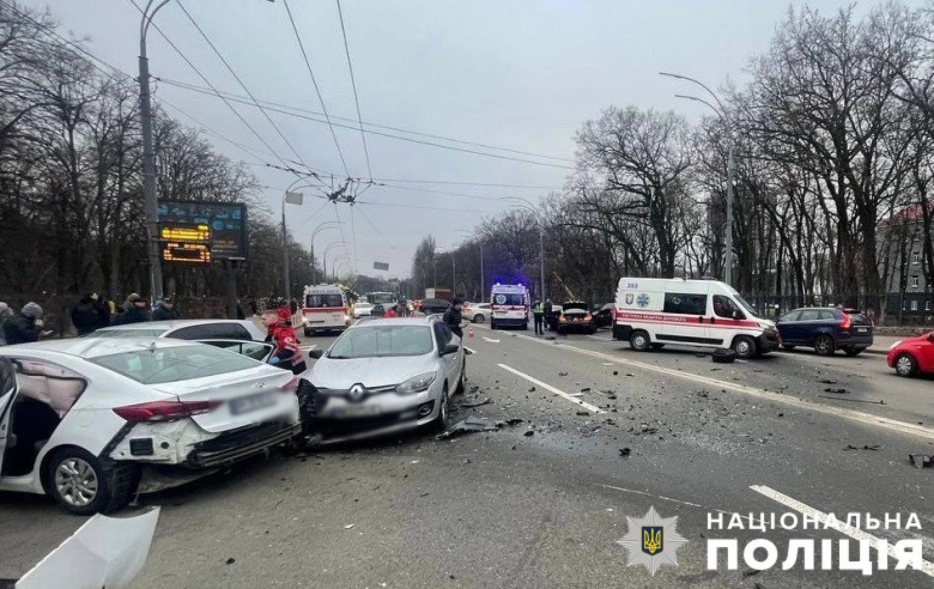В Києві в автотрощі постраждало три людини