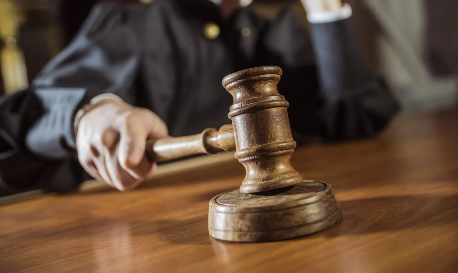 Судитимуть посадовця, який допоміг чоловікам виїхати до Польщі за фальшивими посвідченнями інвалідів