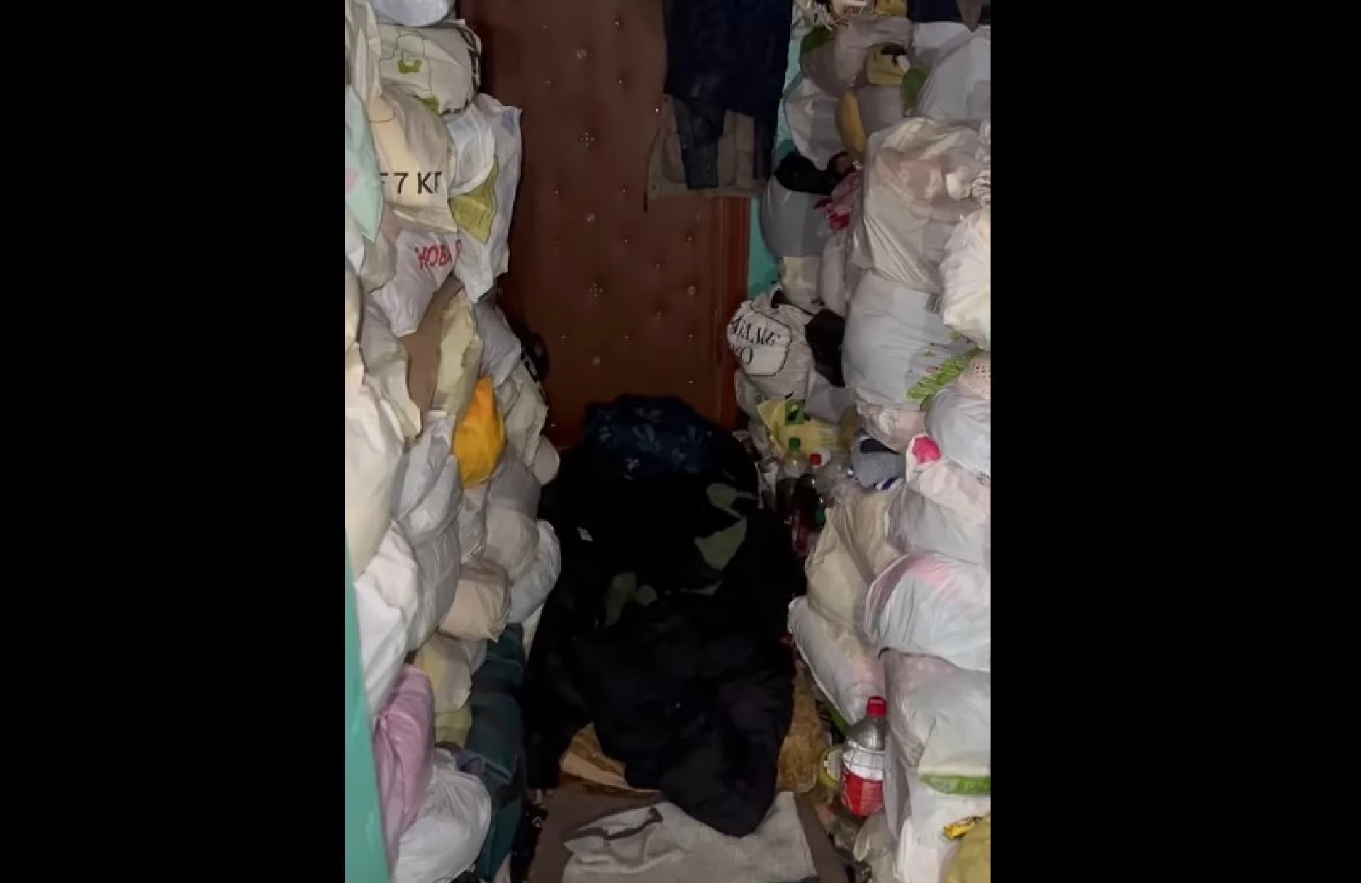 У Черкасах жінка спить на сходах, бо через свій мотлох не може зайти у власну квартиру