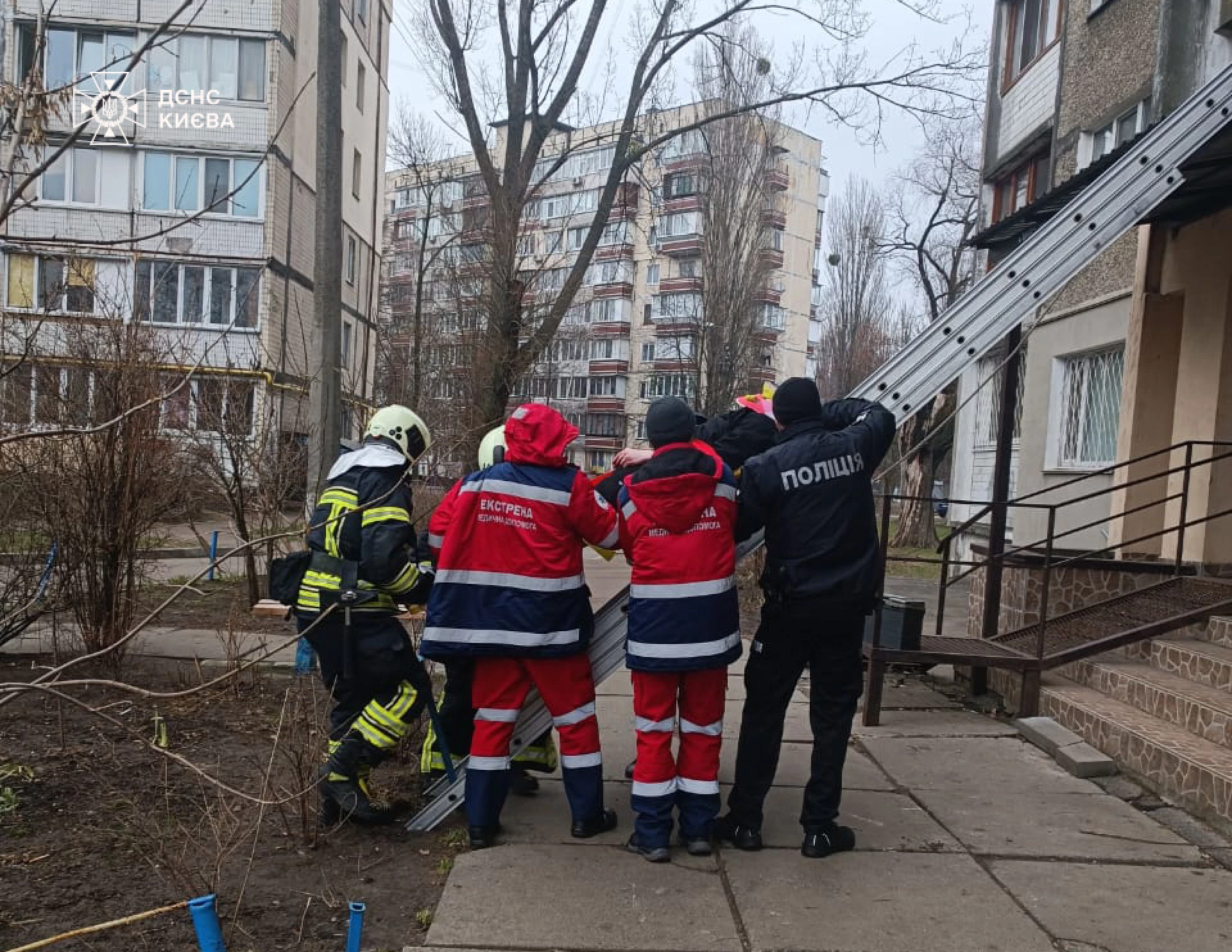 В столиці рятувальники допомогли людині, яка впала на піддашок підʼїзду