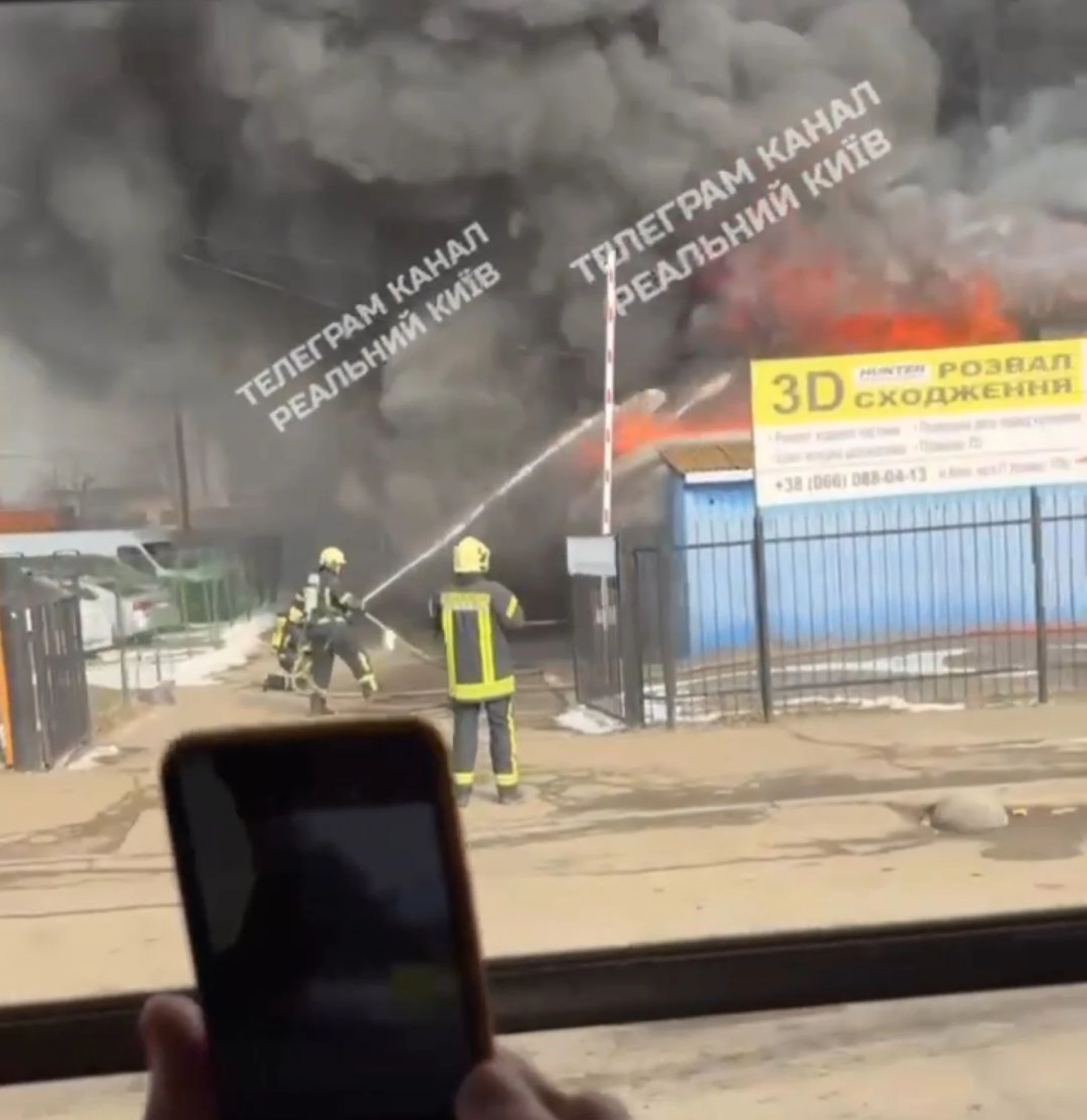 У Києві через масштабну пожежу затримується рух 6 трамваїв