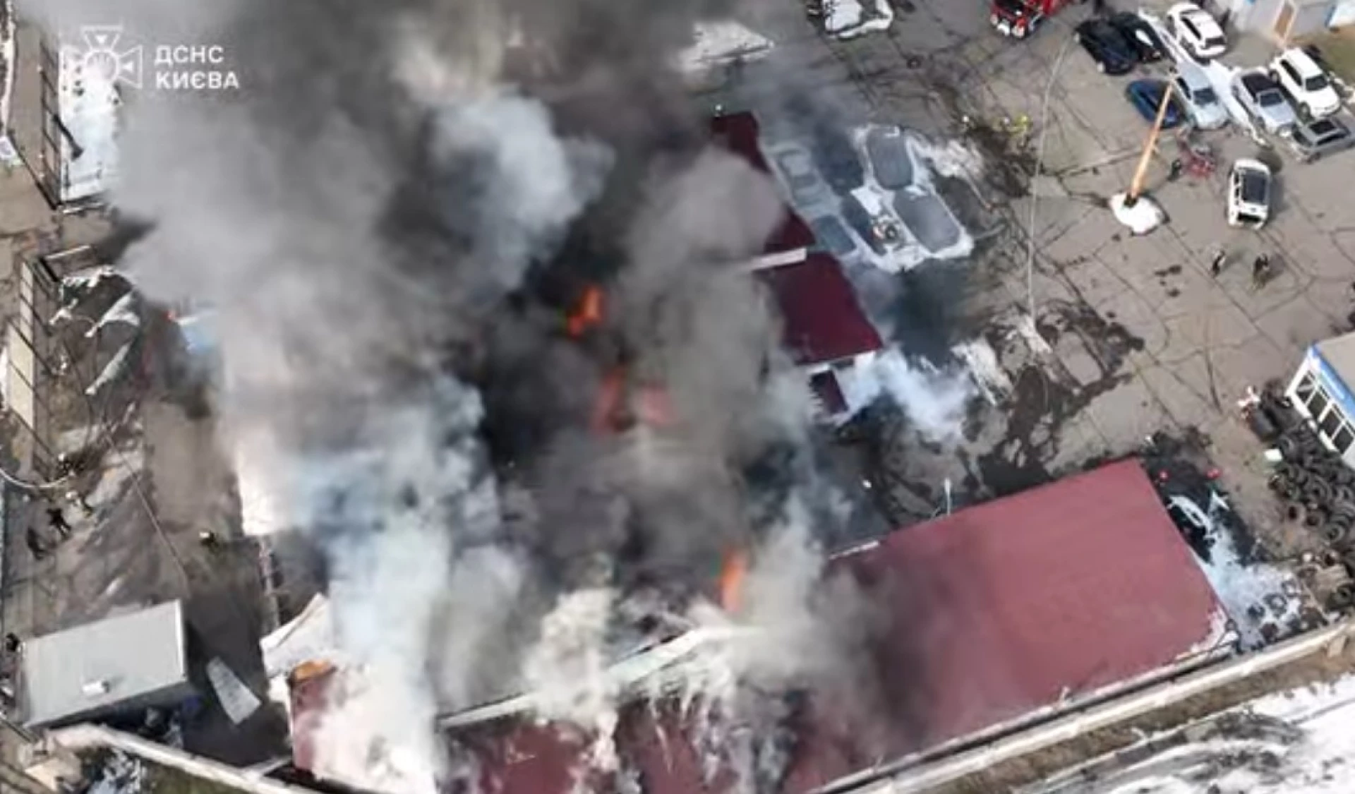 Вогнеборці показали, як приборкували масштабну пожежу у столиці