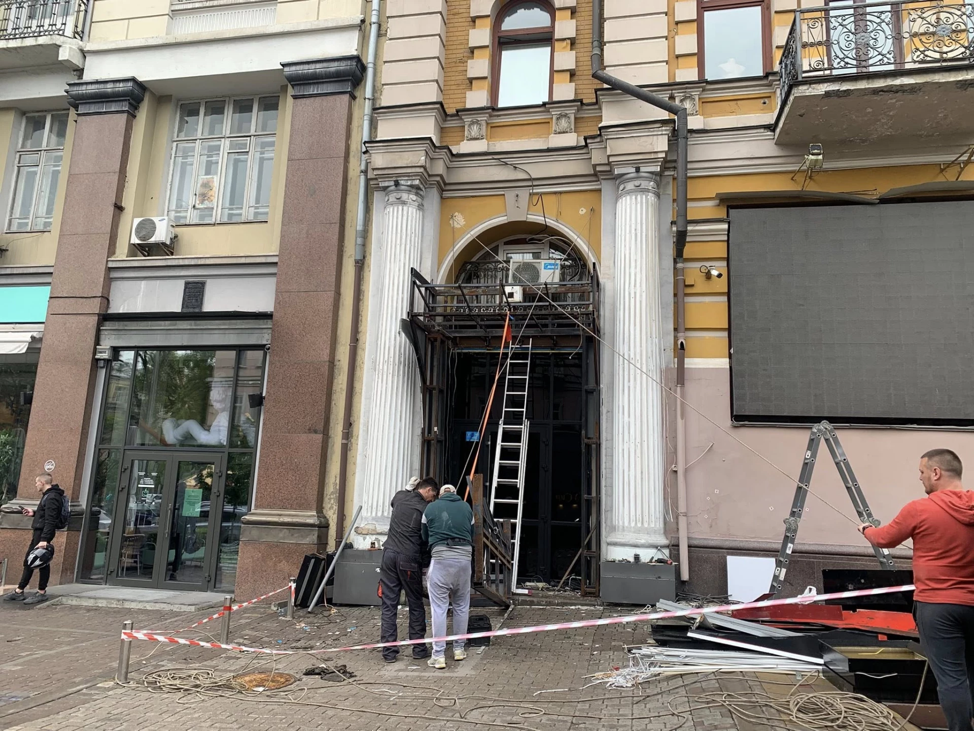 У Києві закрили відомий стриптиз-клуб, а пам’ятку архітектури, де він розташовувався, приводять до ладу