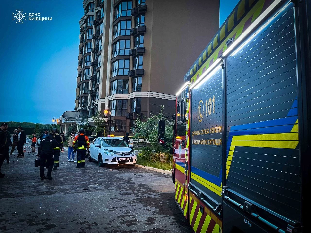 Двоє людей загинули у Києві під час дронового нальоту. Фото