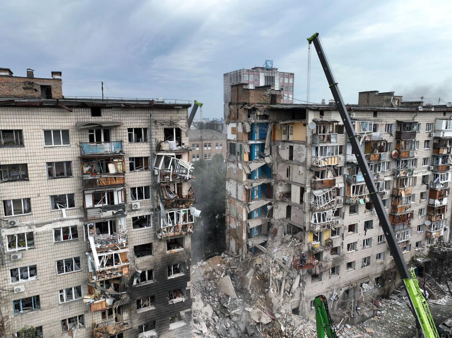 1000 рятувальників, 100 тонн води, 8 кінологічних розрахунків, гелікоптери: як в Києві ліквідували наслідки атаки рф