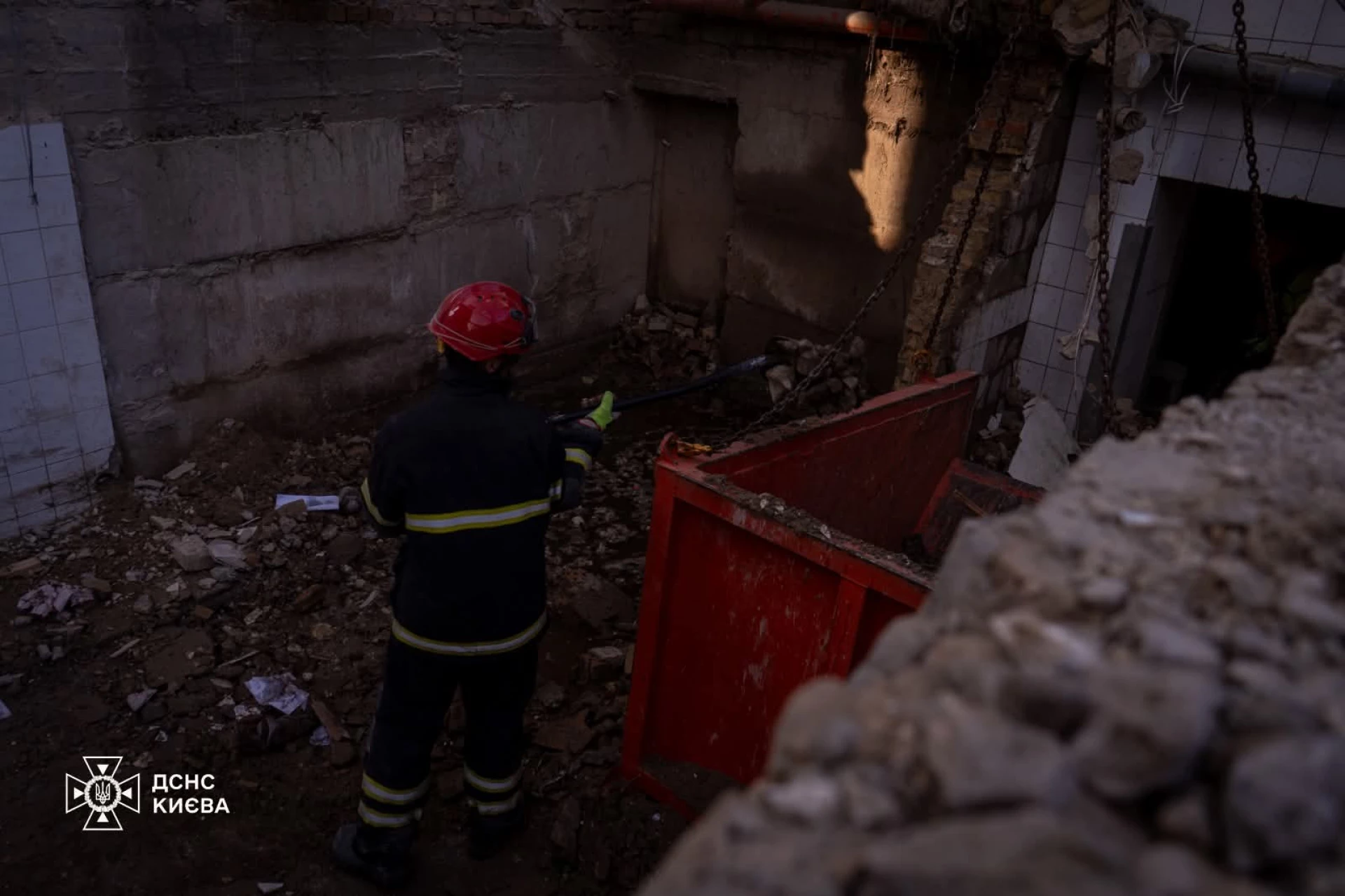 У пошкодженому будинку на Соломʼянці впав проліт на сходах