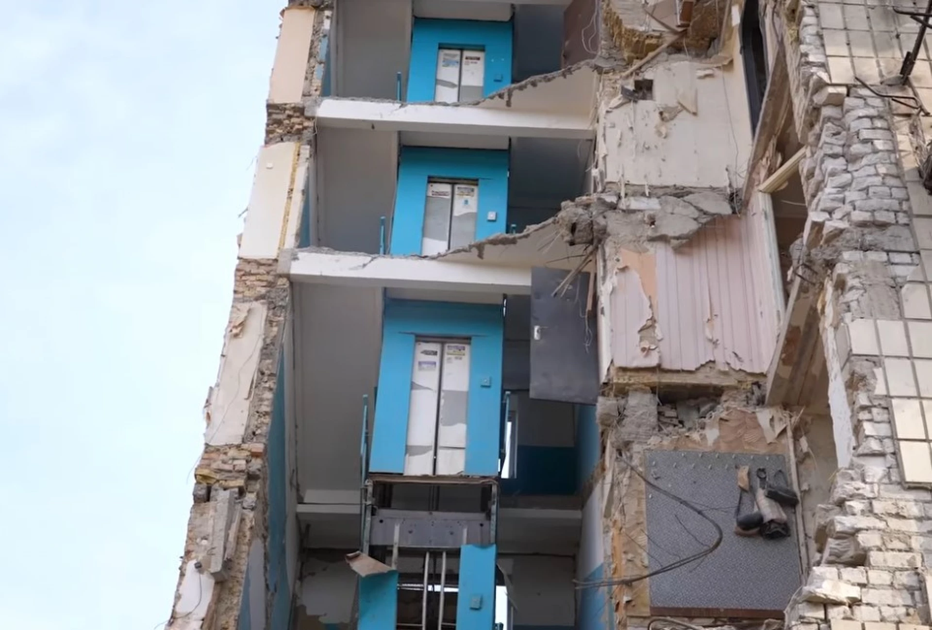 Зеленський приїхав на місце влучання російської ракети по київській багатоповерхівці
