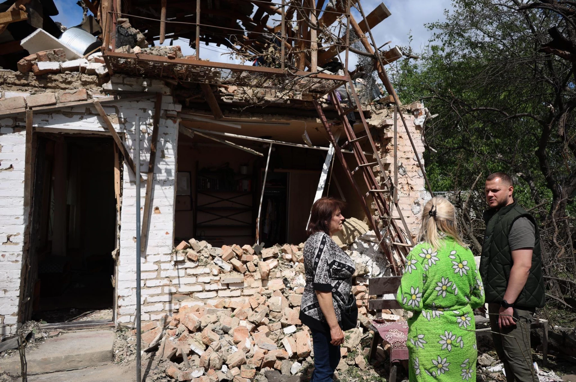 На Київщині з під завалів врятували двох жінок