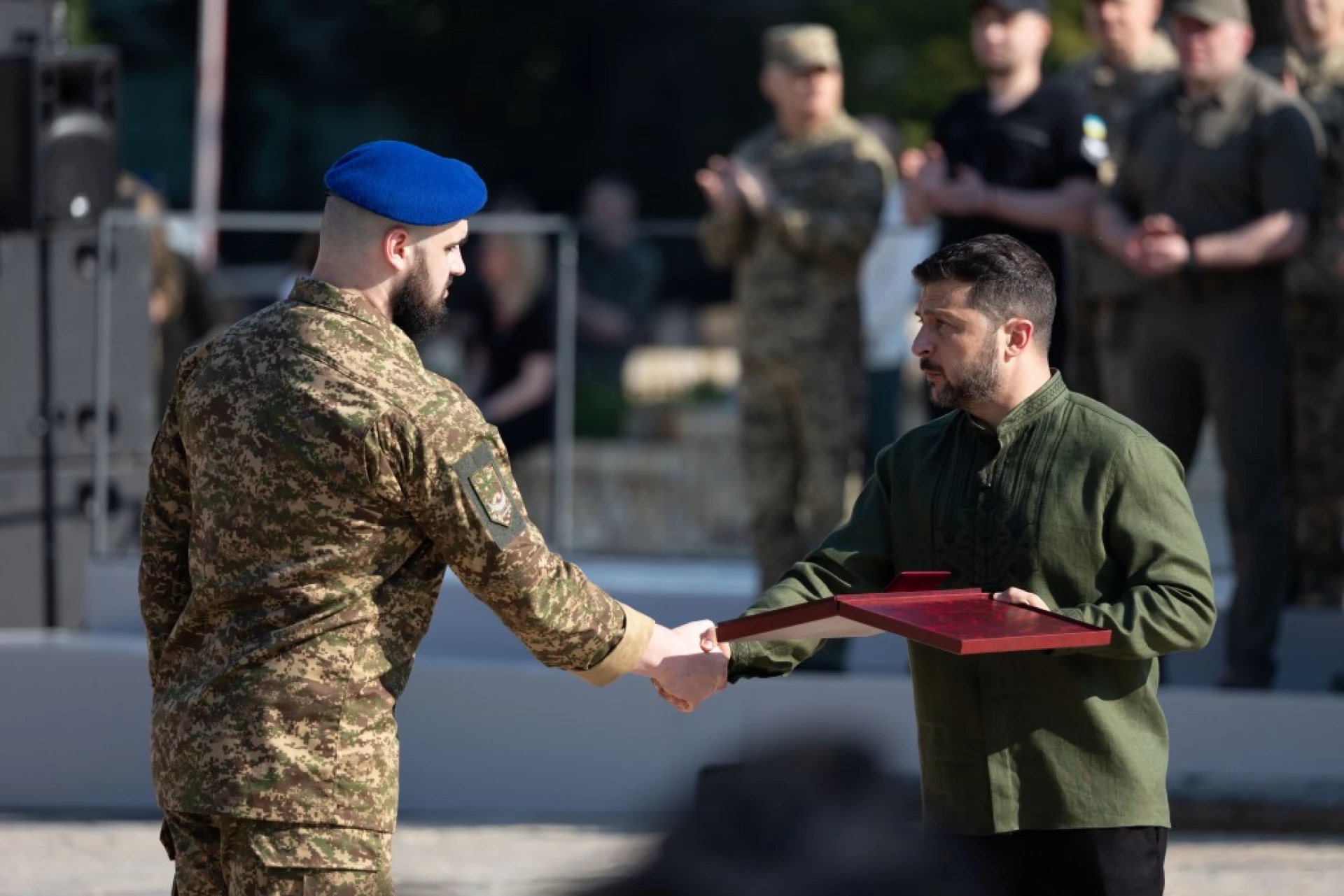 Зеленський вручив нагороди Героям України, рідним передав ордени посмертно