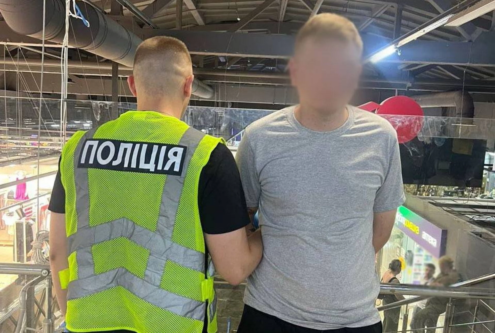 У Києві чоловік зі ножем напав на на відвідувача торгівельного центру