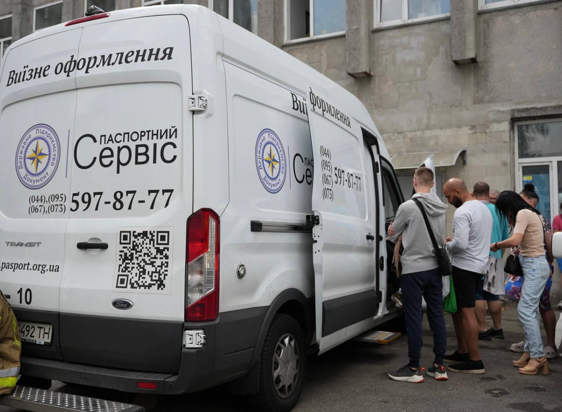 Постраждалим в Києві допомагають відновити втрачені документи