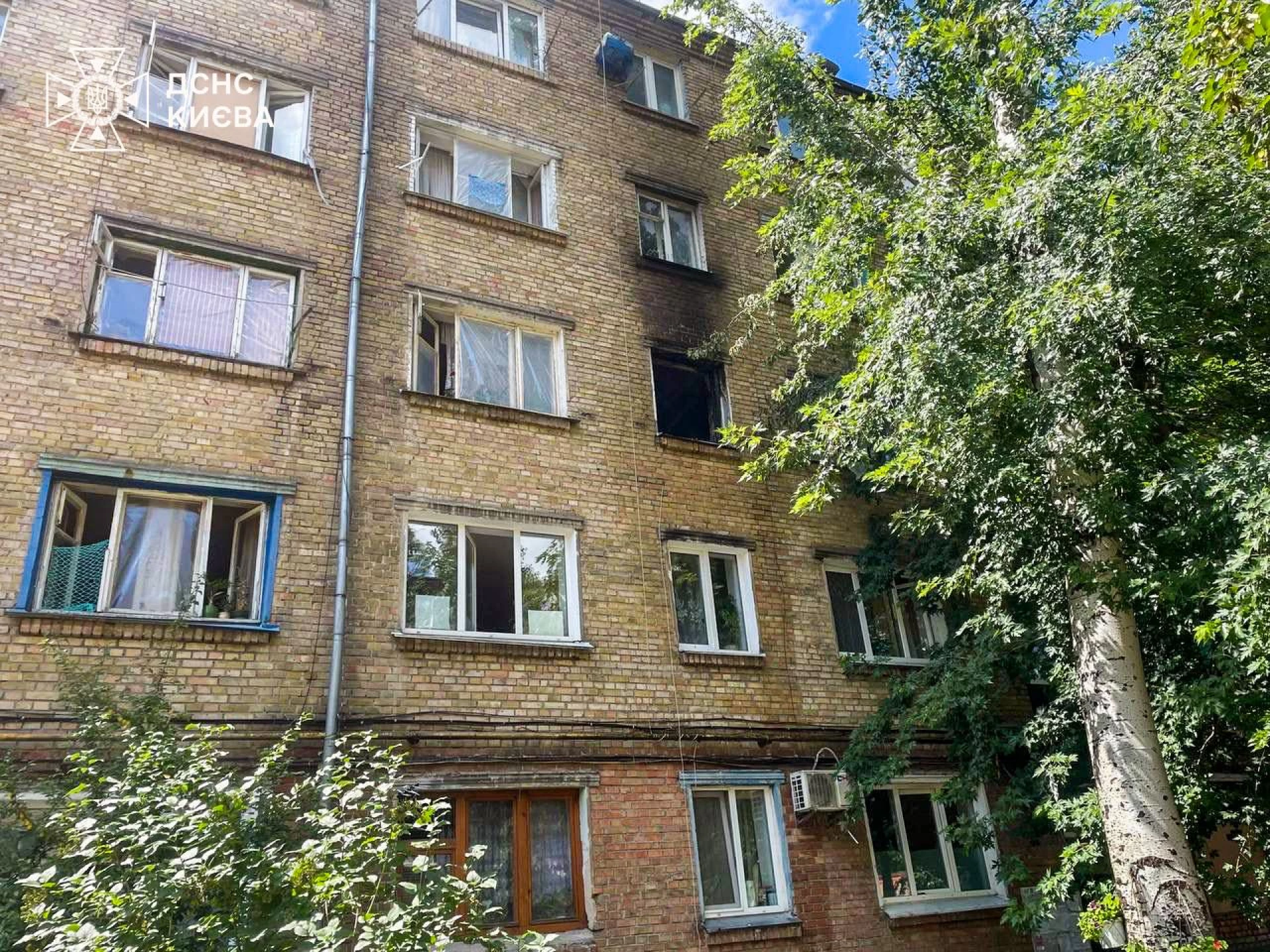 У Києві загорілася квартира в п’ятиповерхівці: одну людину госпіталізували з отруєнням продуктами горіння