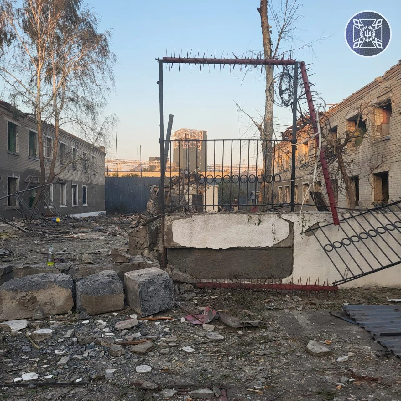 Чотири бомби вгатили по колонії: зросла кількість загиблих в’язнів. Фото