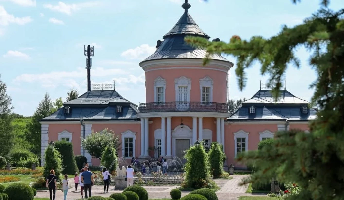 Золочівський замок зберігає таємниці тамплієрів та особливий Китайський палац
