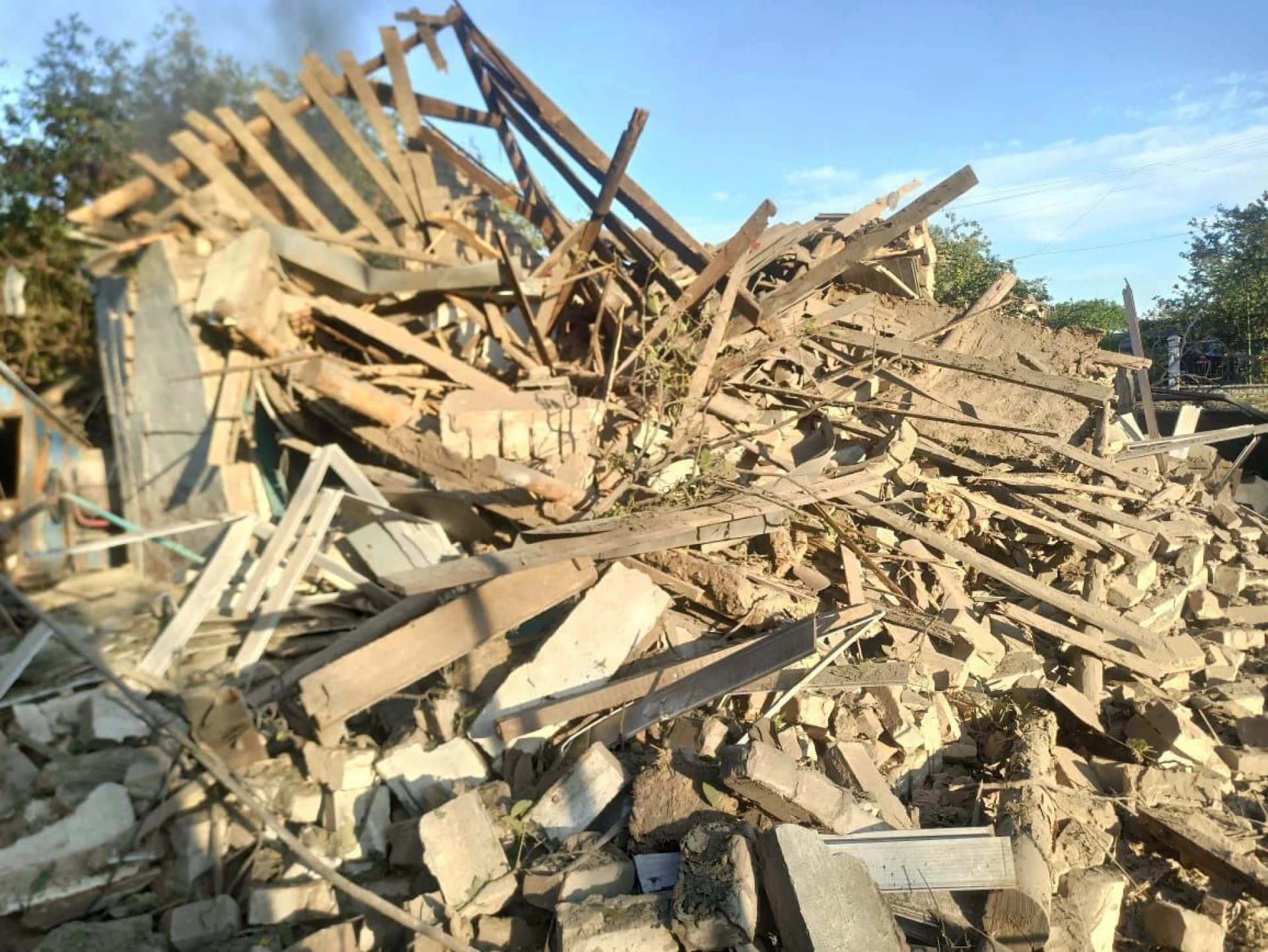 Двох дітей врятували з-під завалів у Дніпропетровській області