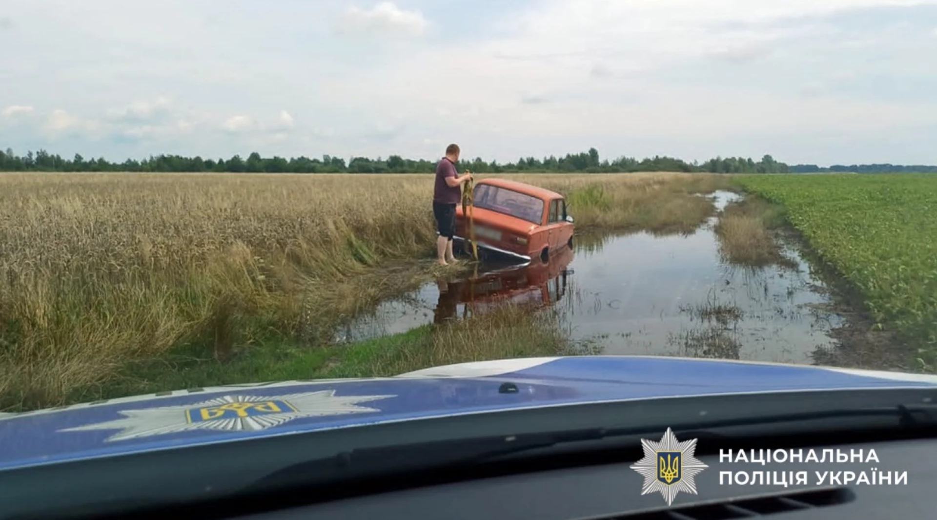 Чоловік із Житомирщини 5 днів провів у лісі без води та їжі, його пошуки ускладнювала негода
