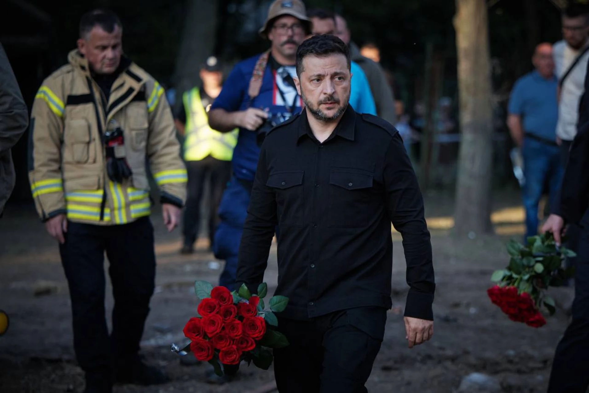 «Ніколи не пробачимо вбивств наших людей», – Зеленський приїхав до знищеного ракетою будинку в Києві