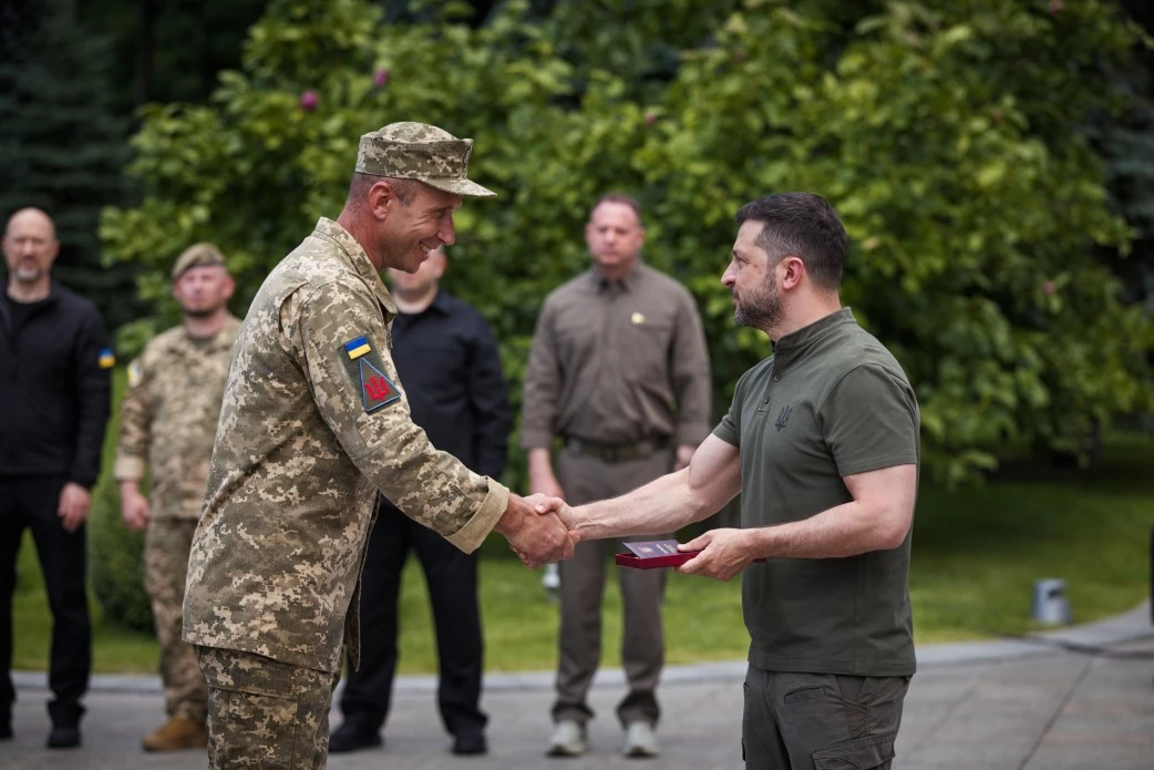 Зеленський нагородив Герої України, ордени загиблих льотчиків отримали рідні