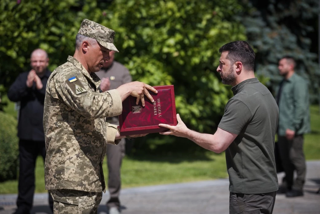 Зеленський нагородив Герої України, ордени загиблих льотчиків отримали рідні