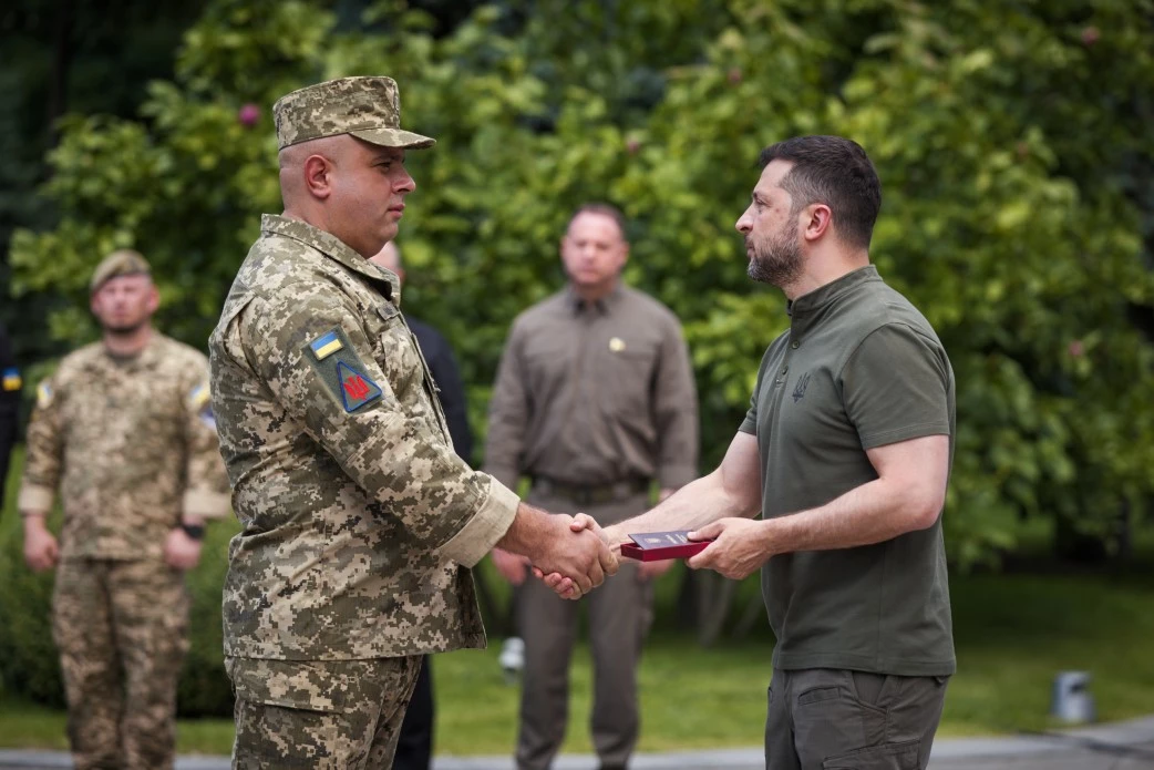 Зеленський нагородив Герої України, ордени загиблих льотчиків отримали рідні