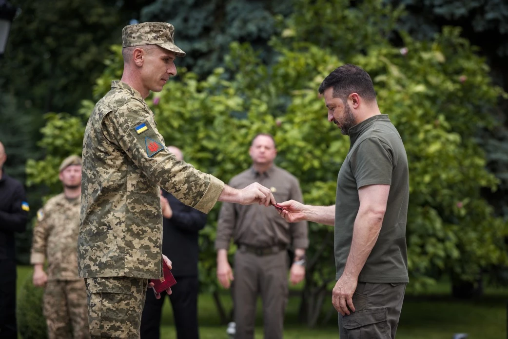 Зеленський нагородив Герої України, ордени загиблих льотчиків отримали рідні