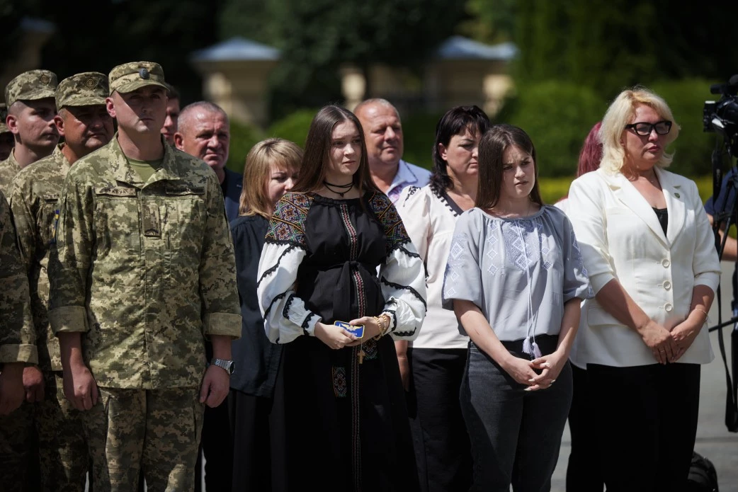 Зеленський нагородив Герої України, ордени загиблих льотчиків отримали рідні