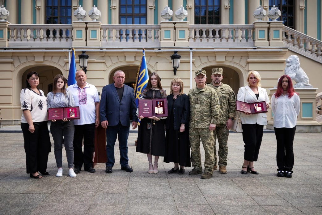 Зеленський нагородив Герої України, ордени загиблих льотчиків отримали рідні