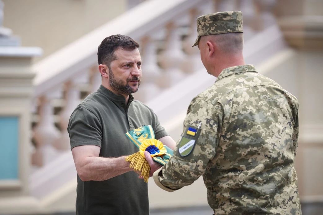 Зеленський нагородив Герої України, ордени загиблих льотчиків отримали рідні