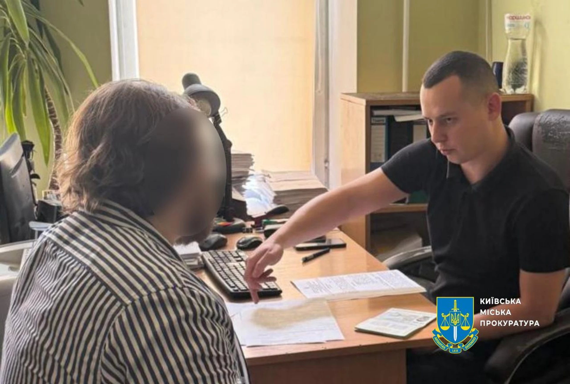 Чоловік вимагав 10 тисяч доларів у киянки за нерозповсюдження її «пікантних» фото