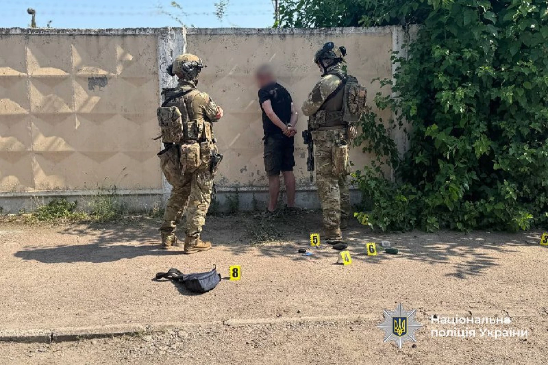 У Черкасах затримали чоловіка, який погрожував підірвати гранату. Відео