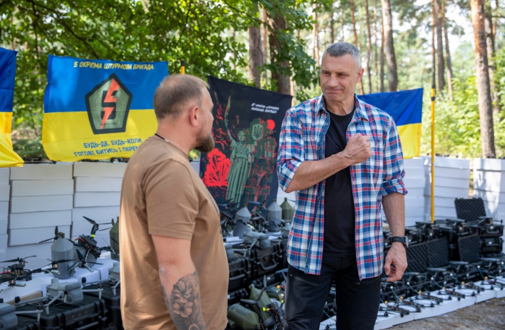 Кличко передав від громади Києва бійцям ЗСУ ще 900 БпЛА