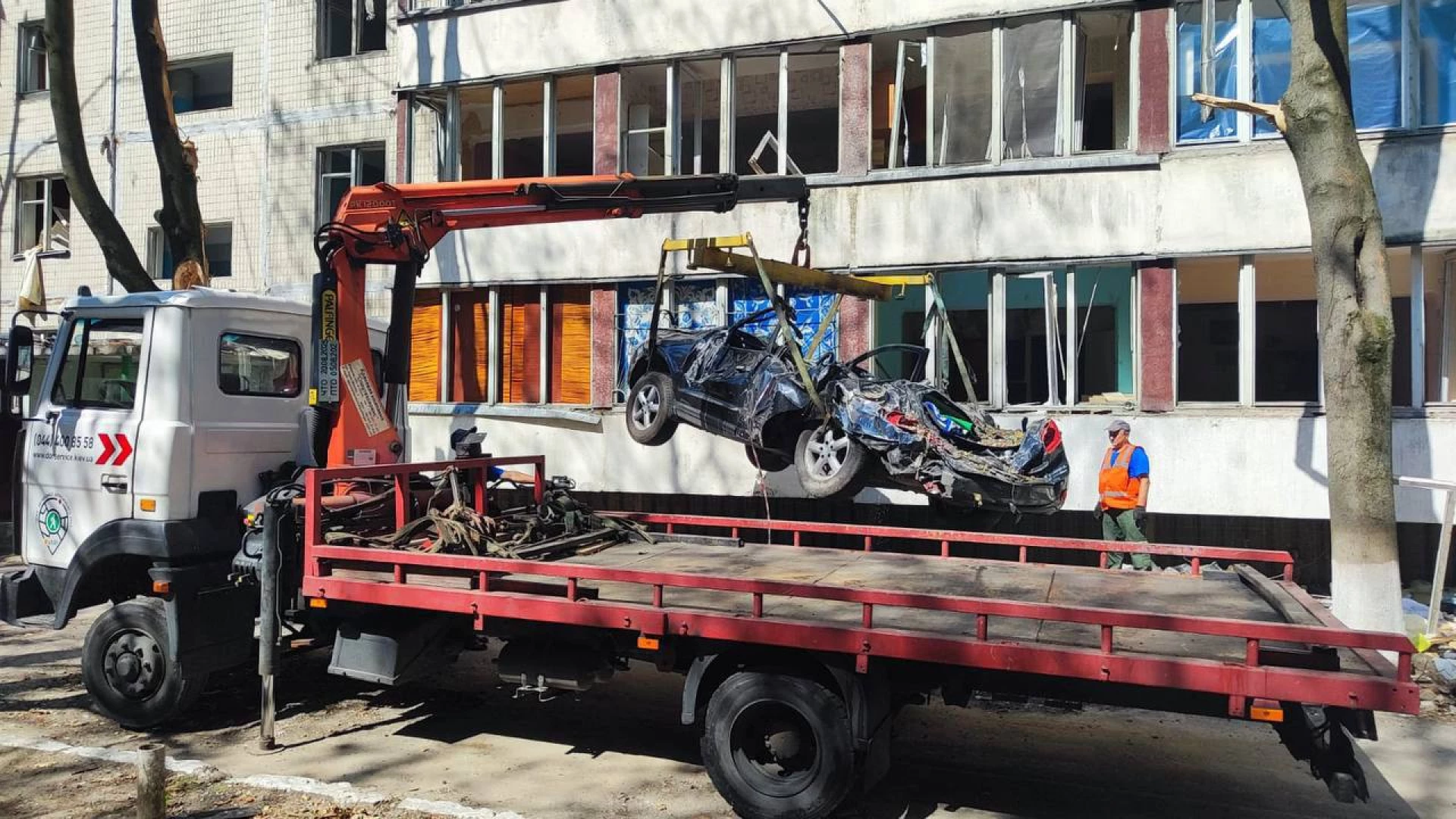 Київ продовжує очищення вулиць від покинутих  та пошкоджених автомобілів