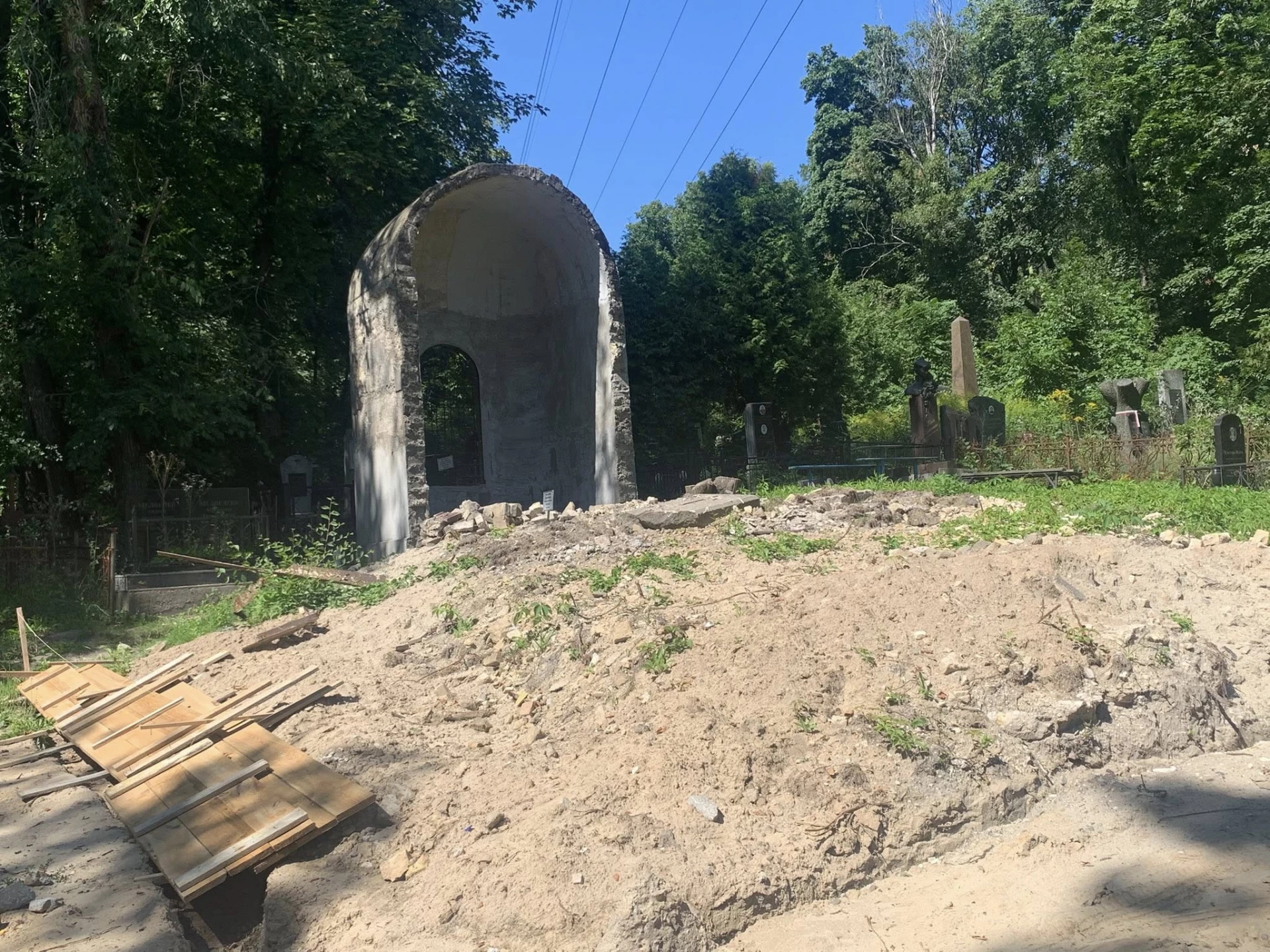 На Байковому кладовищі понівечили могилу відомого доктора медицини