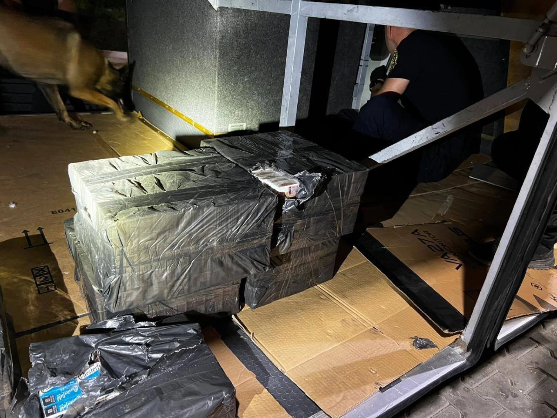 Конфіскували автобус у водія, який віз контрабанду сигарет у туалеті