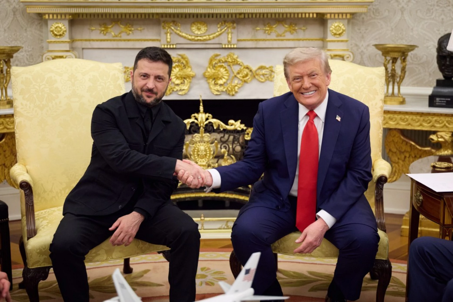 Зеленський передав Трампу особливу ключку для гольфу