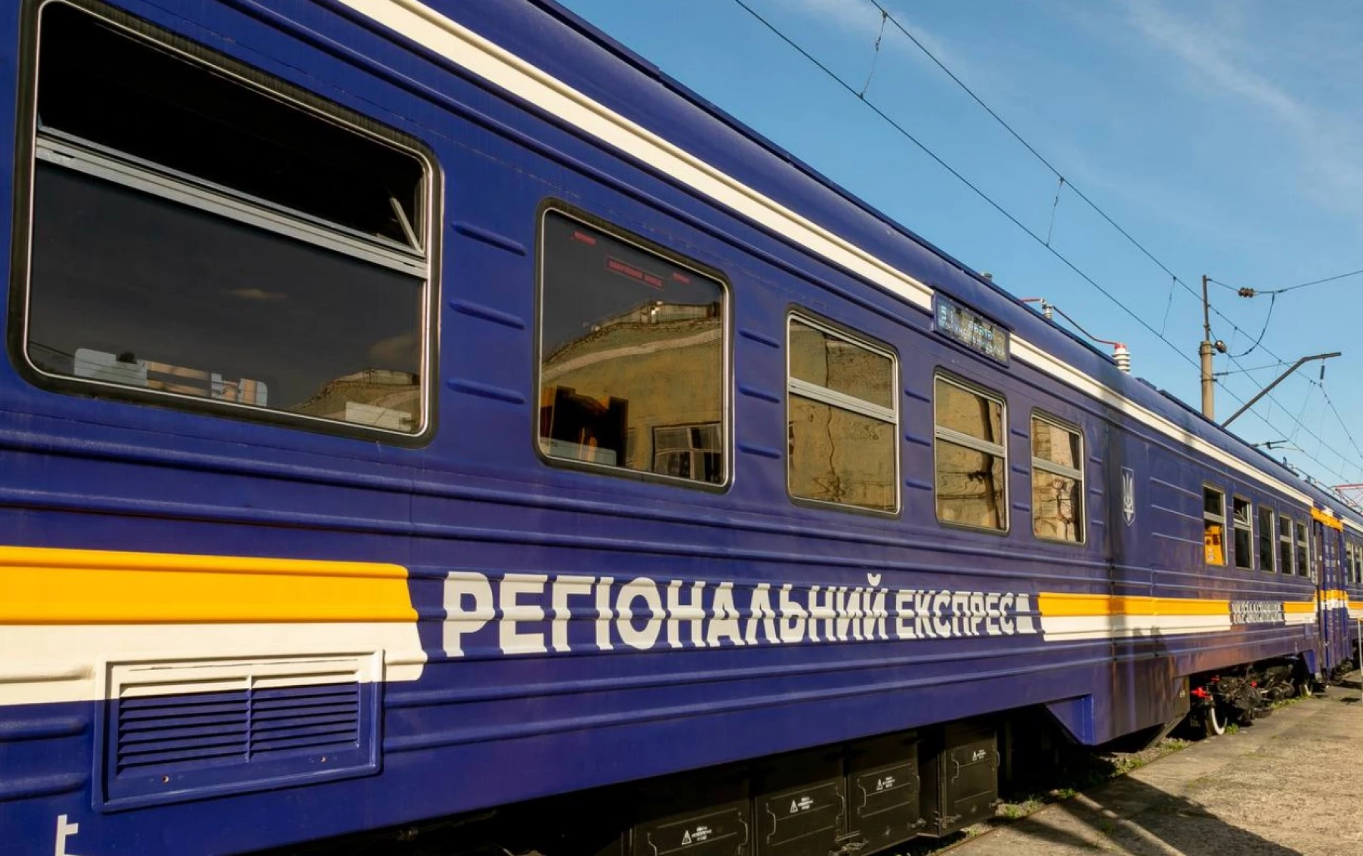 Вісім потягів Укрзалізниці затримуються через наслідки обстрілу