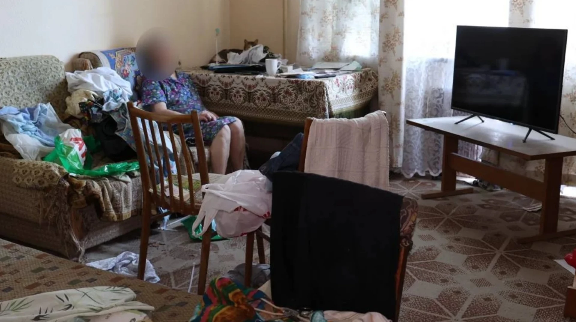 У Харкові група чоловіків напали на матір військового, зв’язали її та заклеїли рот