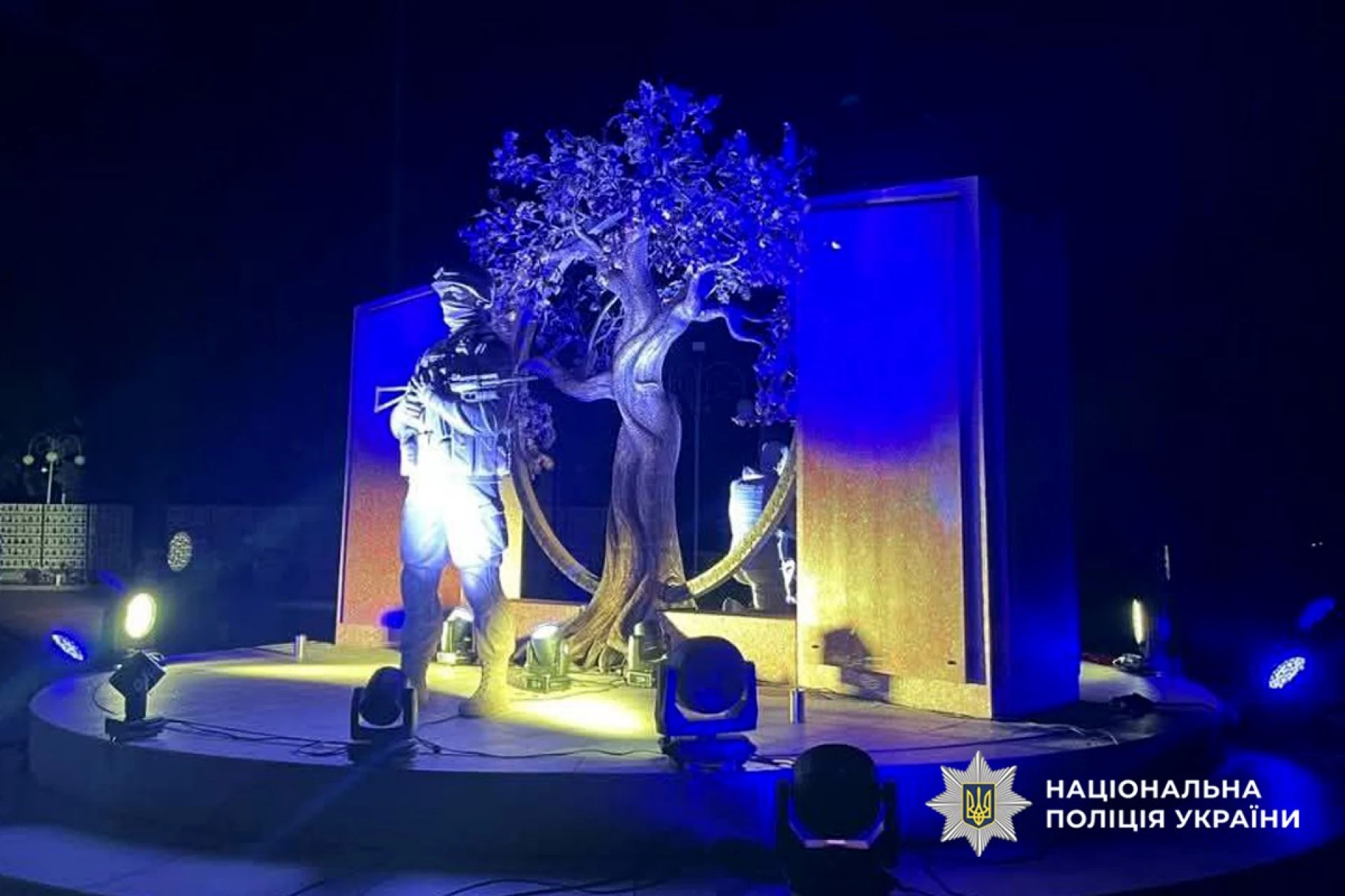 У Черкасах кольорами національного прапора підсвітили меморіал на площі Слави