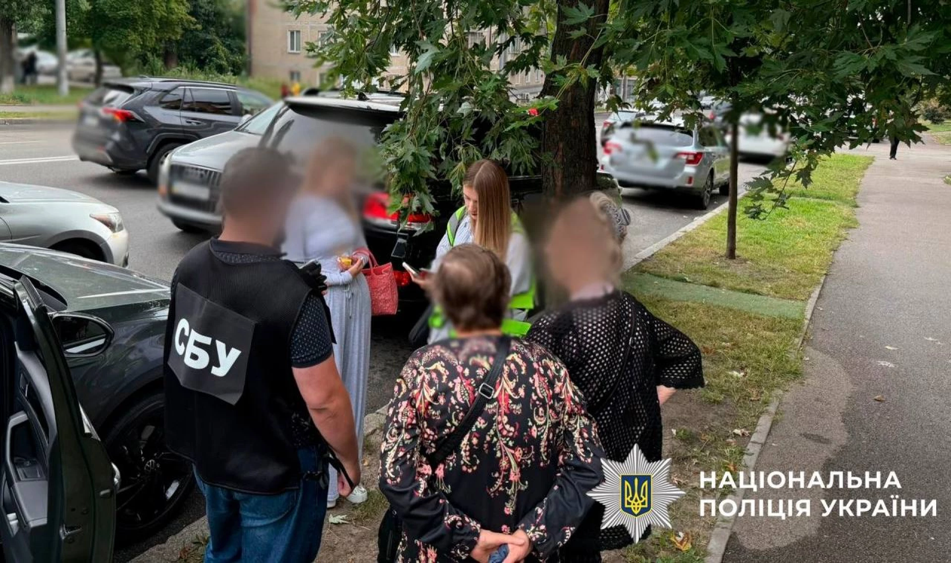 У Києві затримали жінку, яка за 19 000 доларів знімала призовників з військового обліку